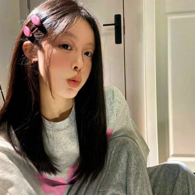 坐在酒吧里吃蛋糕
